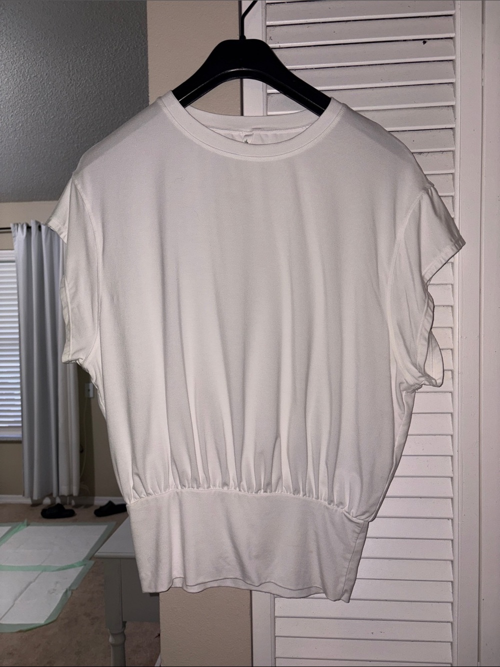 HALARA White Short Sleeve cinched Waist Pullover Top